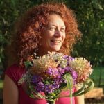 Hana Jarošíková s květy v náručí