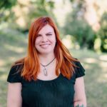 usmívající se Maja Bourková v přírodě