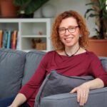 usmívající se Michaela Vranková na pohovce