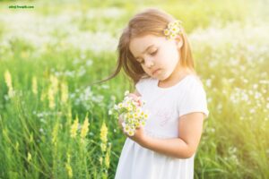 Emoční bezpečí - něžná dívka s květy na louce